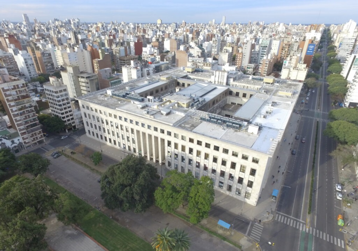 Una separación, mensajes falsos y $70 millones: la venganza que una empresaria de Funes llevó a juicio